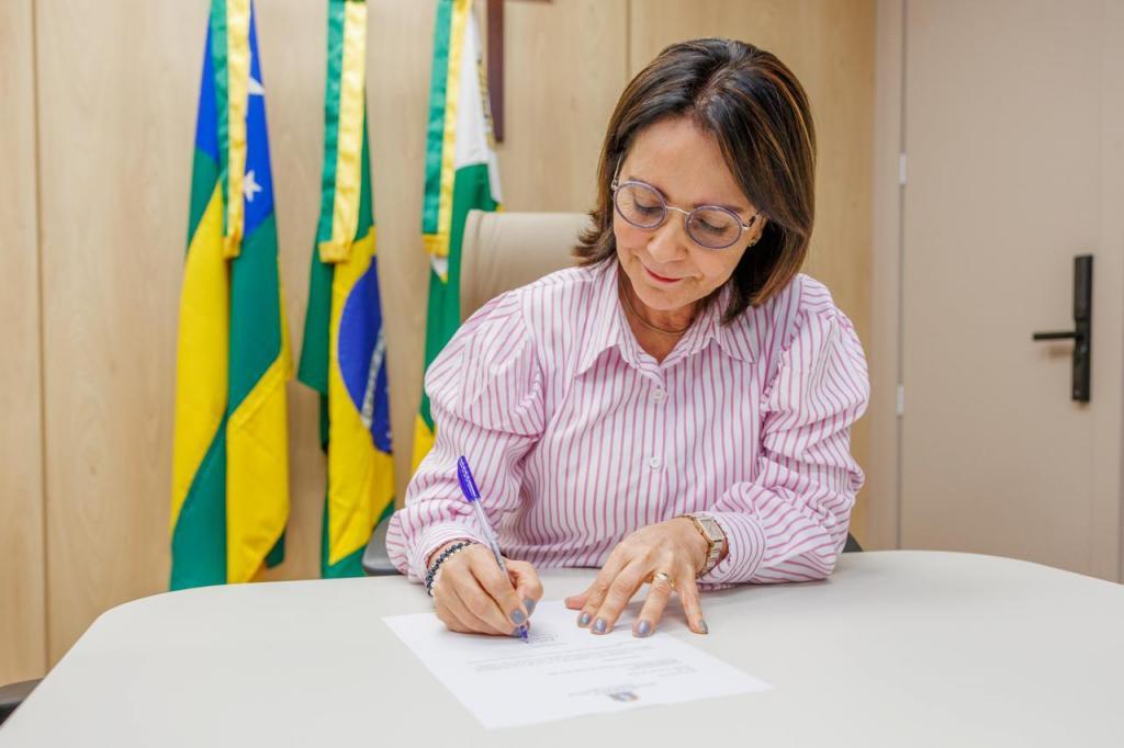 Emília troca comandos da Emsurb e da Seplog em Aracaju