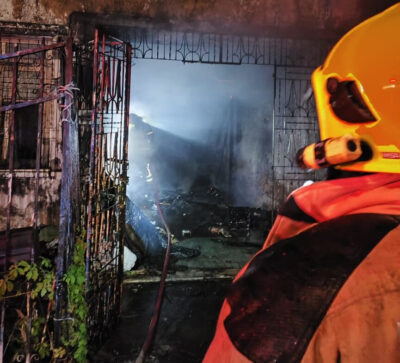 Fogo atinge imóvel abandonado no José Conrado; bombeiros controlam