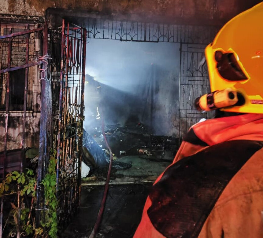 Fogo atinge imóvel abandonado no José Conrado; bombeiros controlam
