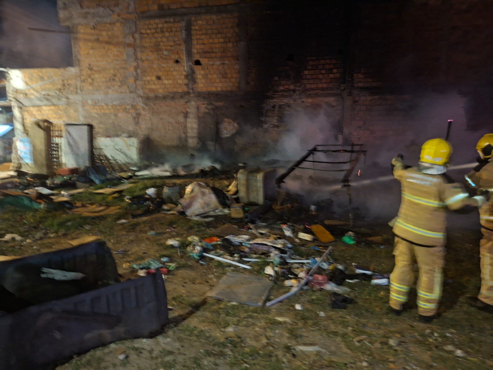 Incêndio em barraco no Santos Dumont é controlado pelos bombeiros em Aracaju