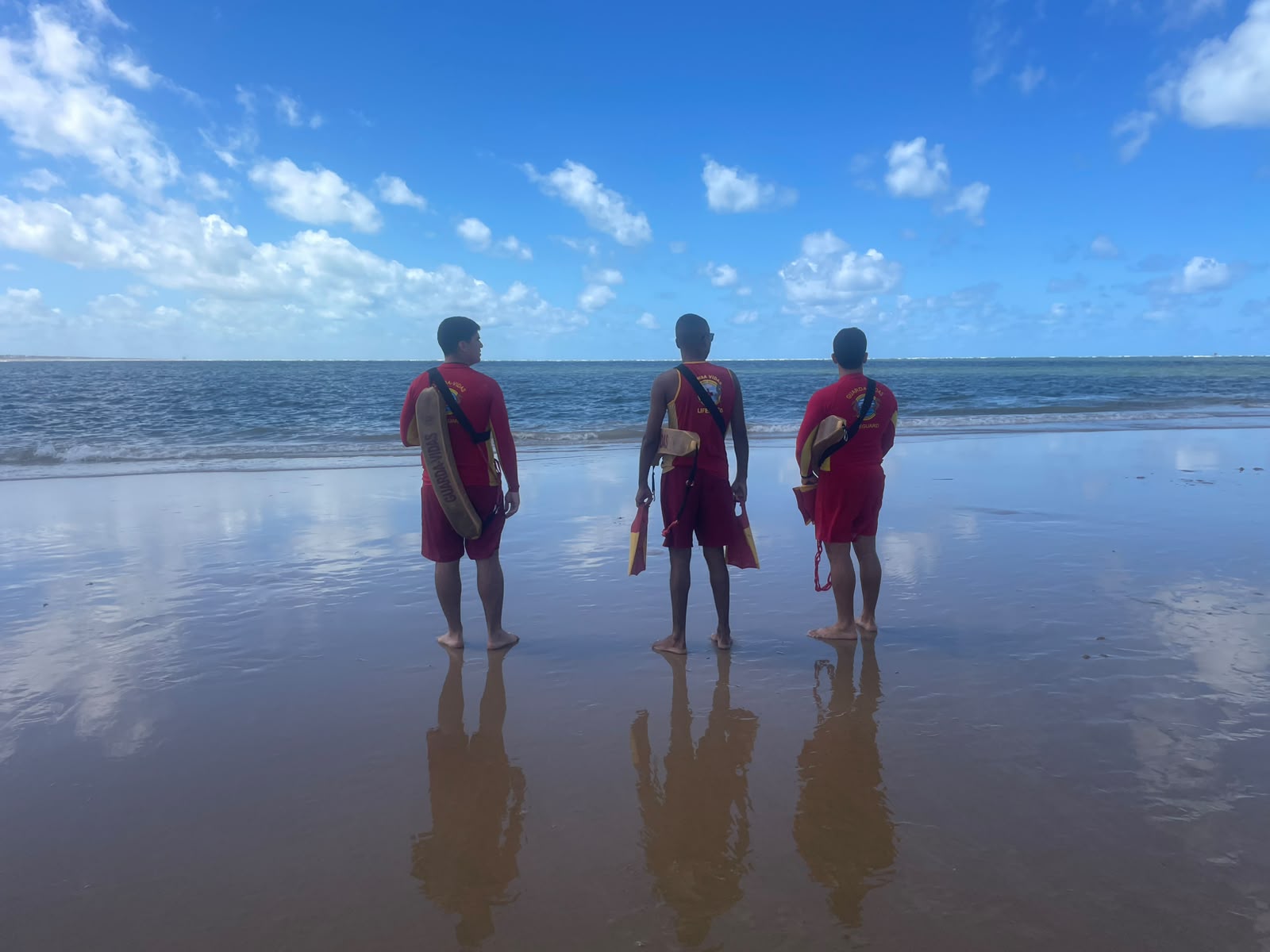 Jovem some no mar perto de pedras na Praia dos Artistas; buscas seguem