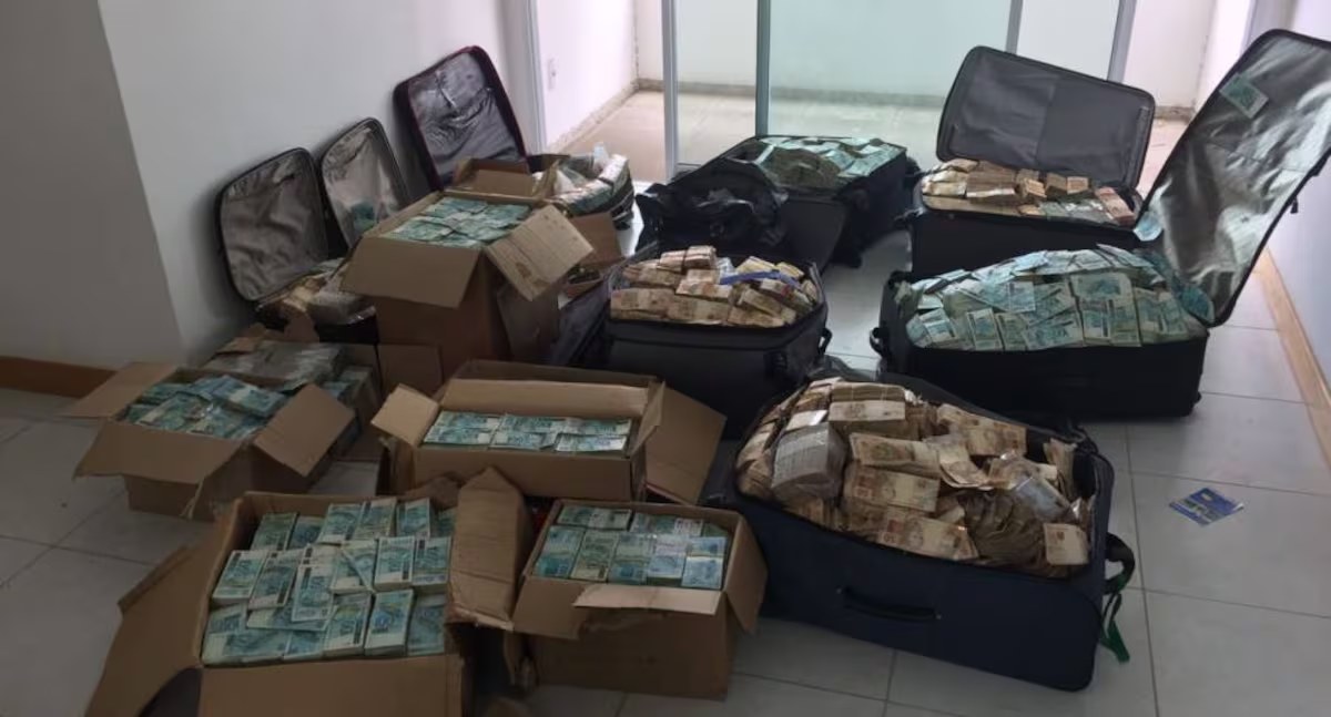 Malas e caixas com maços de dinheiro encontrados pela Polícia Federal em apartamento em Salvador