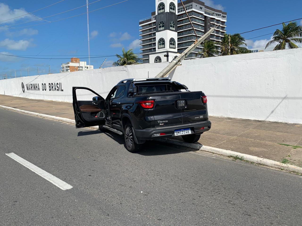 Motorista de 72 anos passa mal e derruba poste na Coroa do Meio