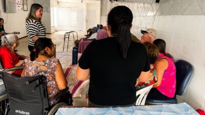 Oficina de música anima idosos da Casa Lar Nalde Barbosa, em Aracaju