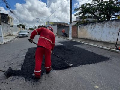 Operação tapa-buraco atende bairros de Aracaju durante a semana