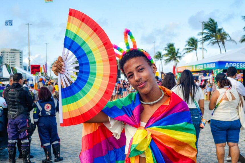 Parada LGBTQIAPN+ teve testagem e atendimento de saúde na Orla