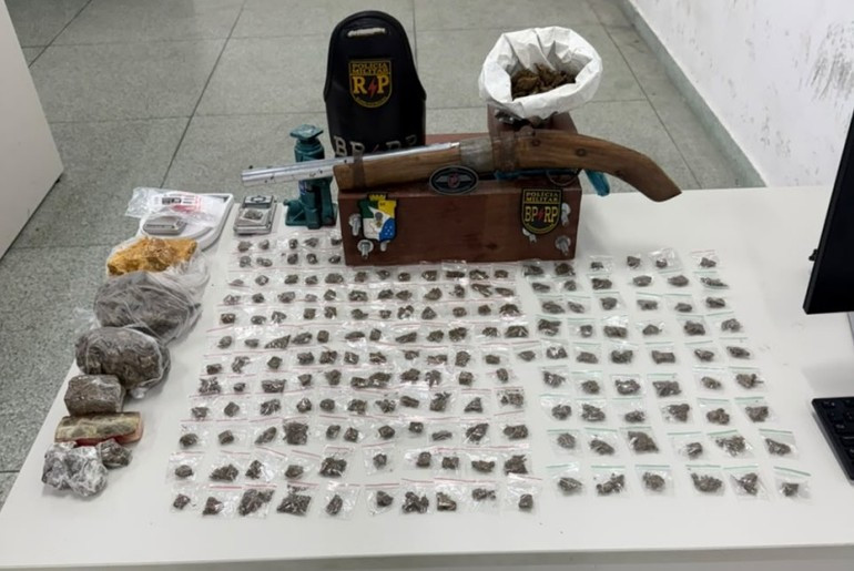 Polícia Militar encontra prensa, drogas e espingarda em construção no Ponto Novo