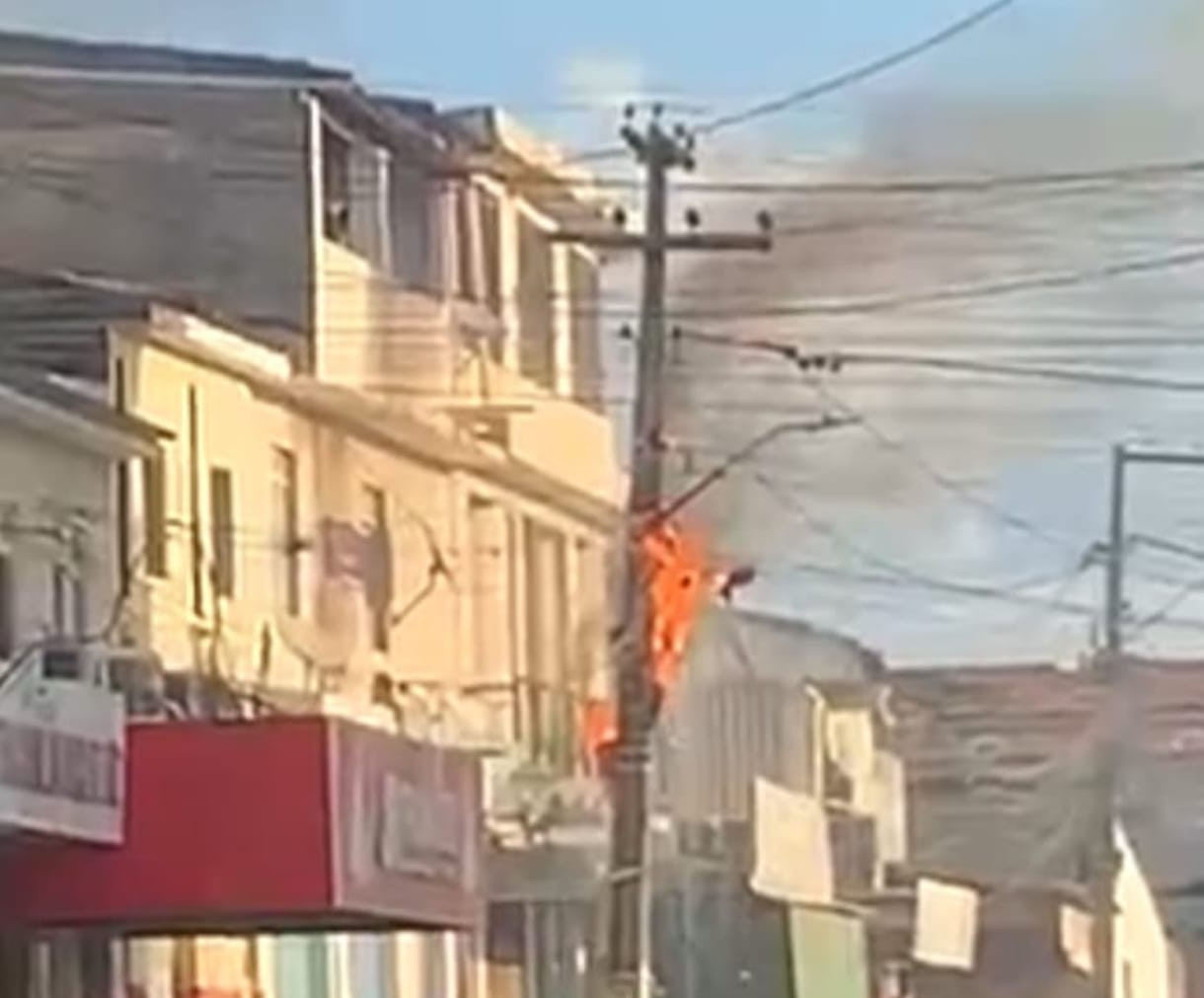 Poste pega fogo e bombeiros isolam rua em Santa Maria, Aracaju