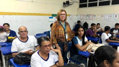 Procon orienta alunos da EJA sobre golpes digitais em Aracaju