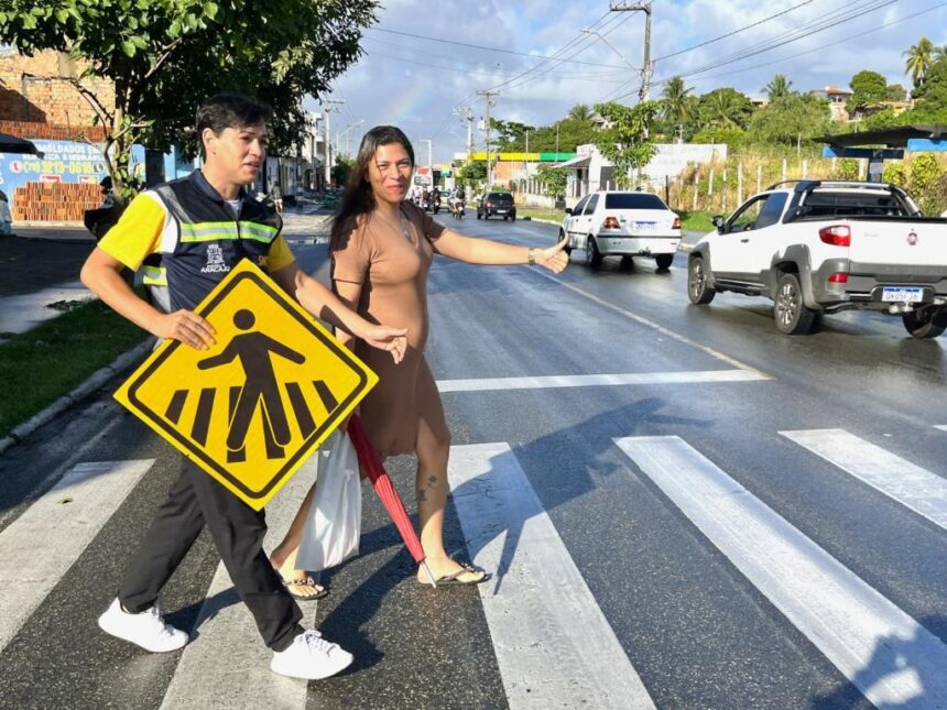 SMTT leva ações educativas a faixas de pedestres em Aracaju nesta semana