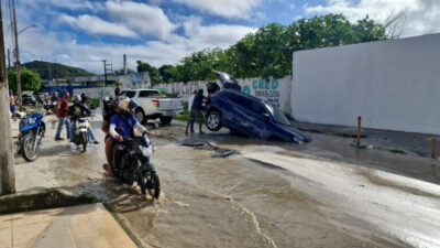 Tubulação rompe e abre cratera; carro cai na Rua Julieta, em Aracaju
