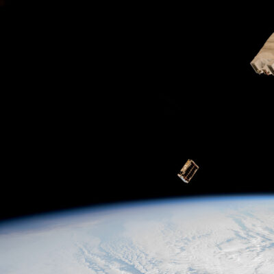 Um CubeSat é ejetado em órbita da Terra, em registro feito da Estação Espacial Internacional