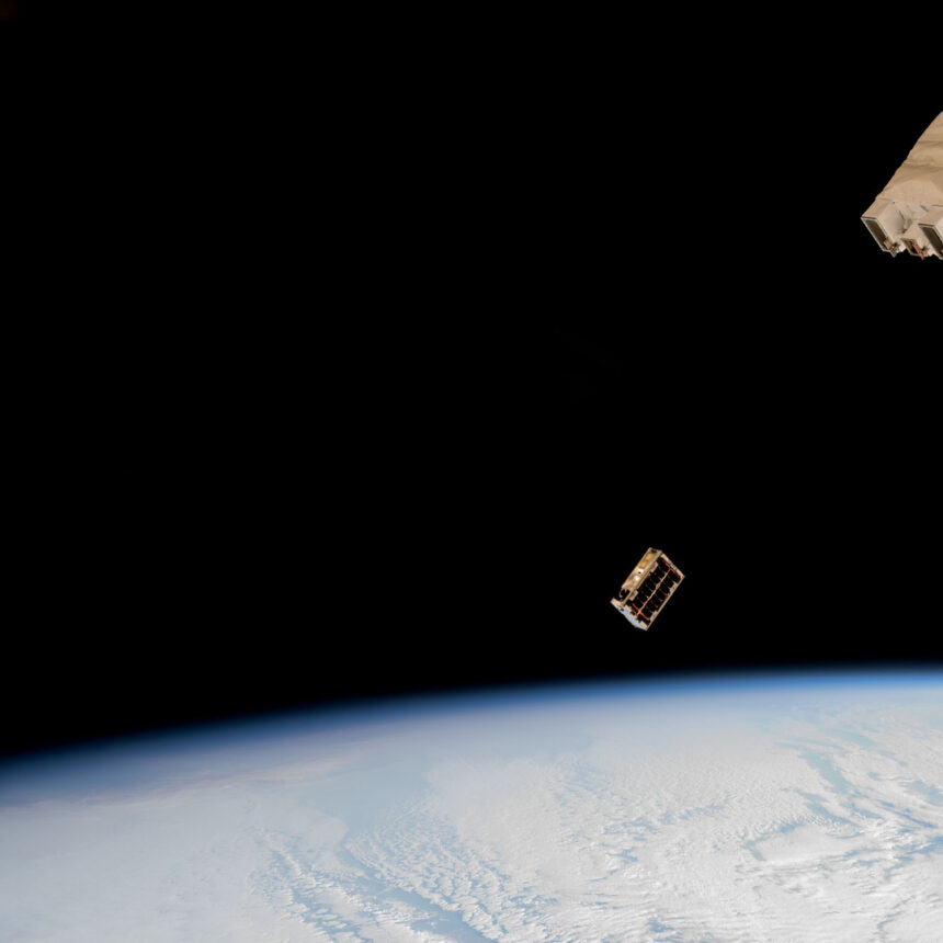 Um CubeSat é ejetado em órbita da Terra, em registro feito da Estação Espacial Internacional