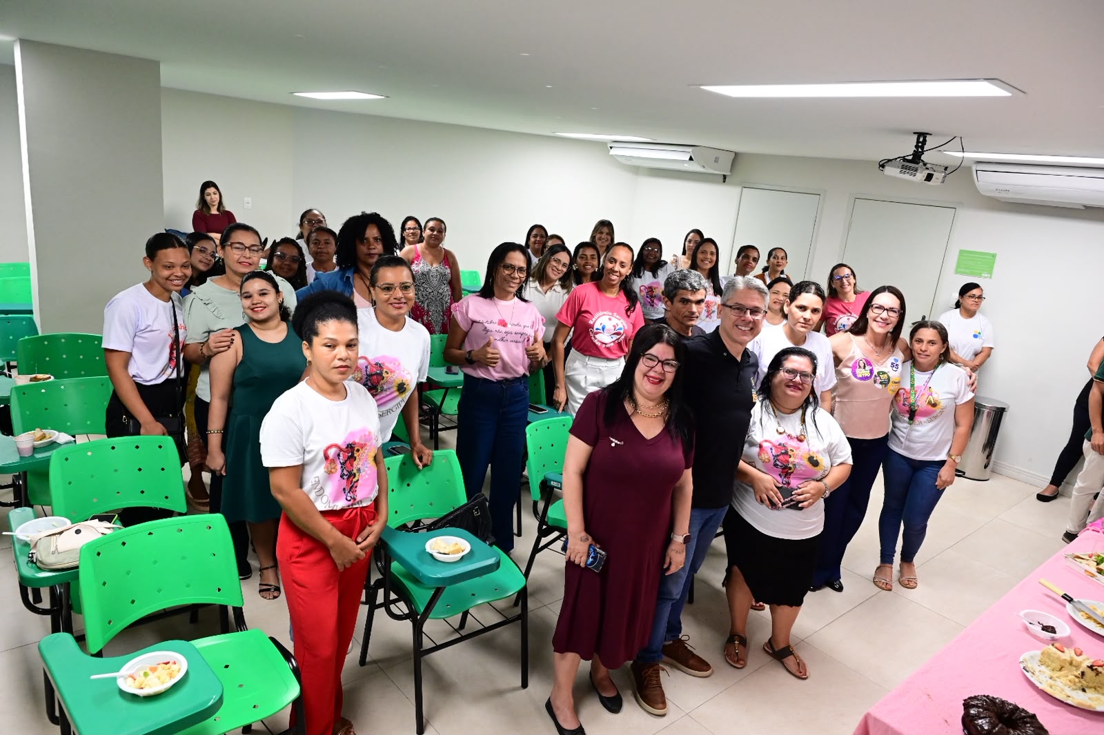 Senador Delegado Alessandro Vieira em encontro com integrantes do Endomulher Sergipe