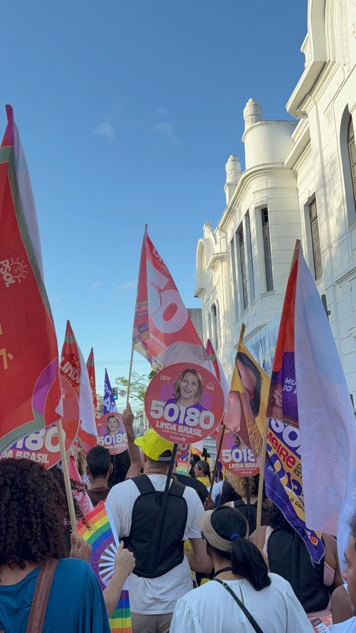 Bandeiras com o número 50180 durante o ato no Centro