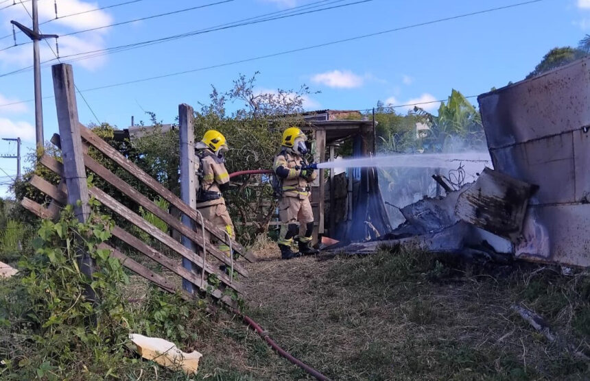 Bombeiros apagam incêndio em depósito de geladeiras no Parque dos Faróis