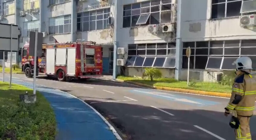 Bombeiros contêm incêndio no anexo do Ciosp na Av. São Paulo