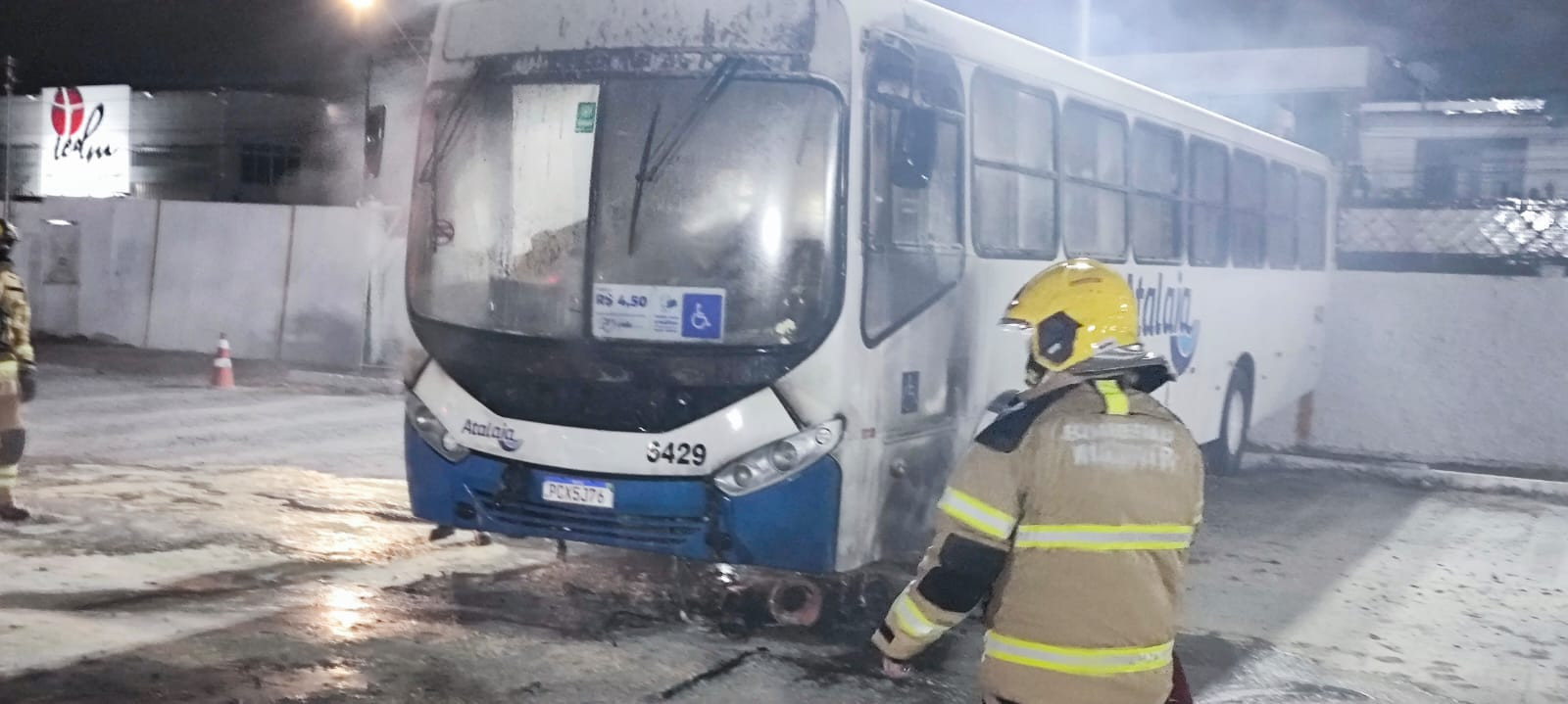 Bombeiros e brigada interna evitam incêndio maior em ônibus na Rua Alagoas