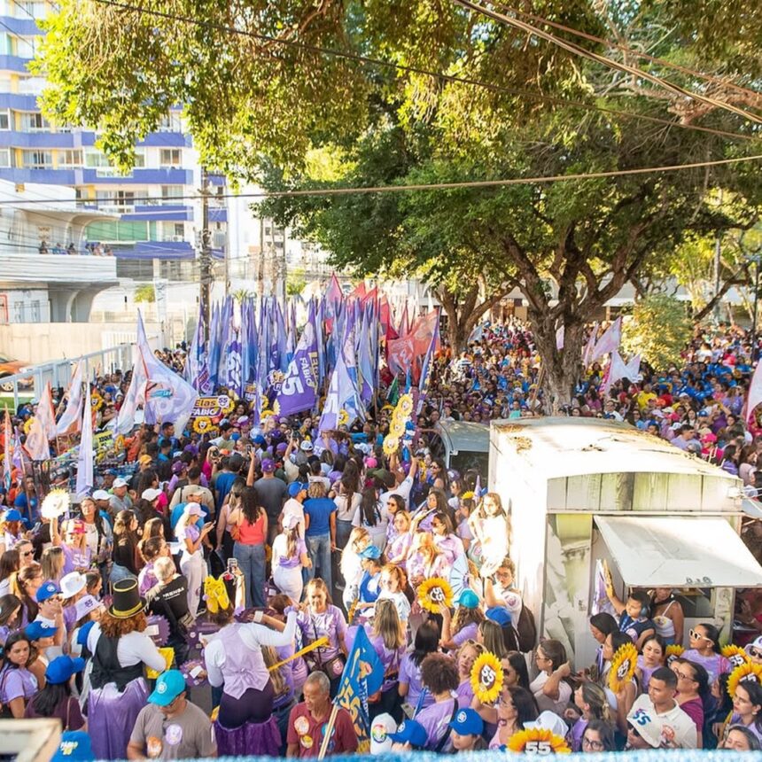 Participantes ocupam rua do Centro de Aracaju durante a caminhada