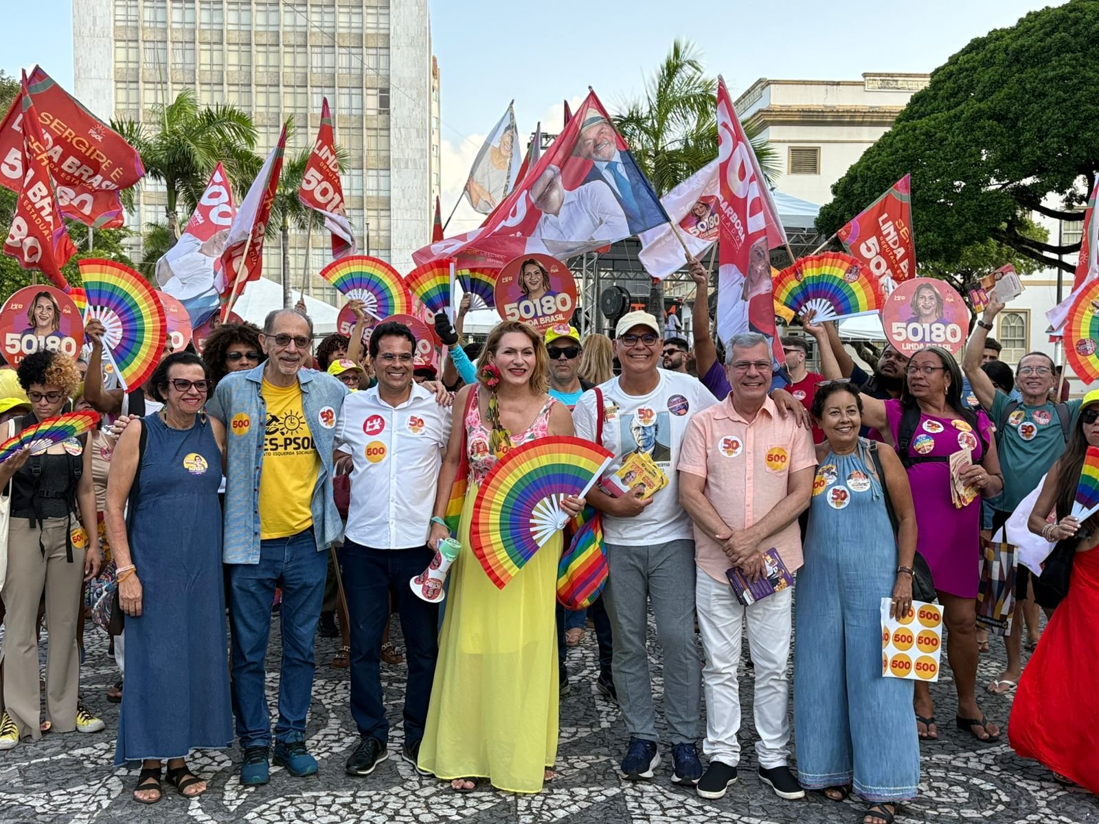 Candidatos e apoiadores do Psol durante a caminhada no Centro de Aracaju