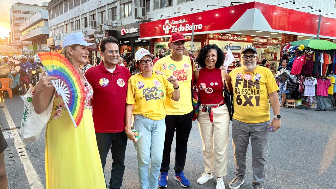 A chapa do PSOL durante a caminhada pelo Centro da capital
