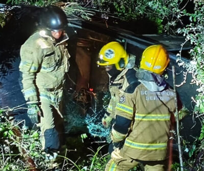 Carro cai em grota na Rodovia João Bebe-Água; Corpo de Bombeiros atende
