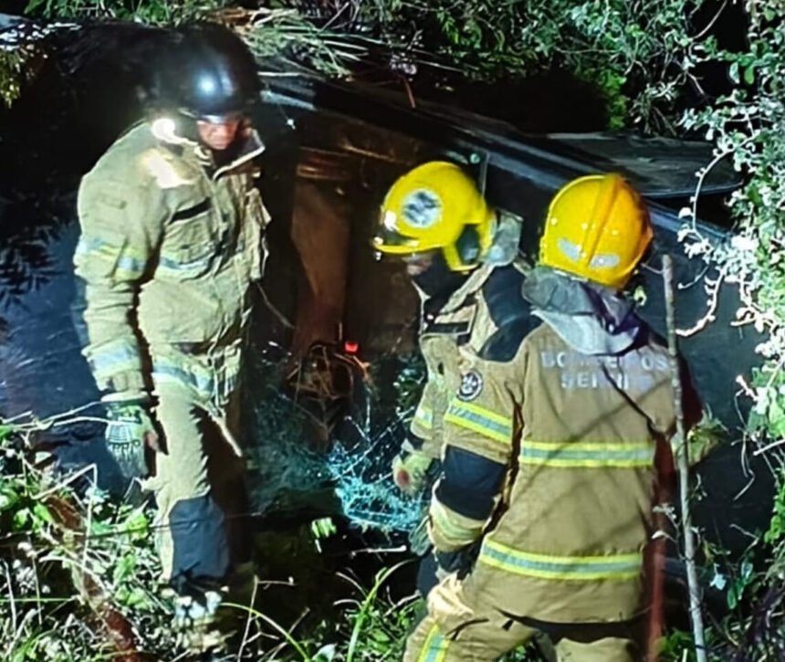 Carro cai em grota na Rodovia João Bebe-Água; Corpo de Bombeiros atende
