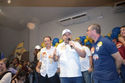 Cláudio Mitidieri discursa ao lado do governador Fábio Mitidieri durante encontro no Balacobaco