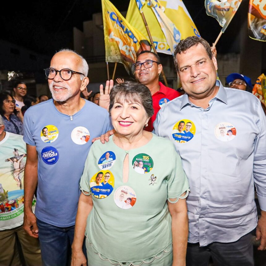 Cláudio Mitidieri e Maria Mendonça com apoiadores em Itabaiana