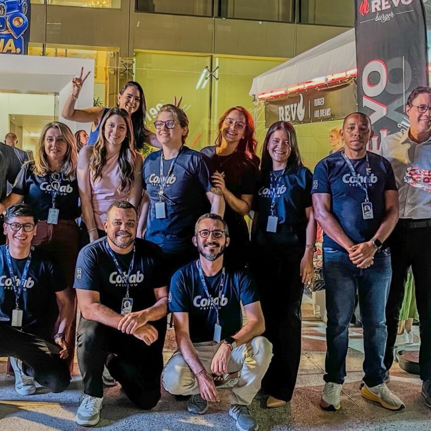 Colaboradores da Cohab Premium celebram o fim da primeira Cohab Expo, no bairro Jardins