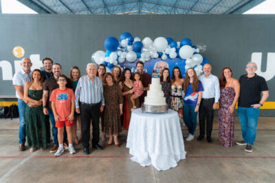 Colaboradores e família homenageiam Jouberto Uchôa pelos 90 anos na Unit
