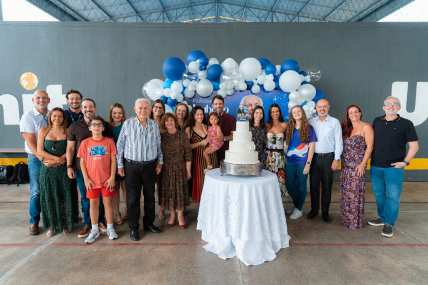 Colaboradores e família homenageiam Jouberto Uchôa pelos 90 anos na Unit