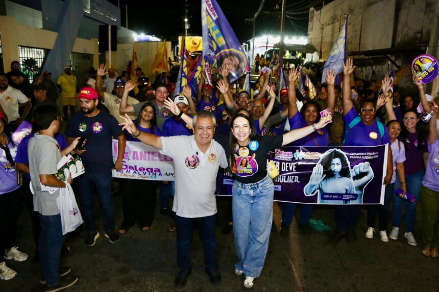 Apoiadores da Delegada Danielle Garcia durante mobilização no bairro São Conrado, em Aracaju