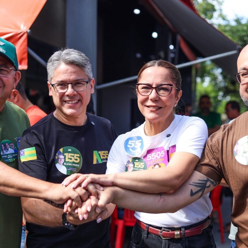 O senador Delegado Alessandro durante caminhada pelas ruas de Itabaiana
