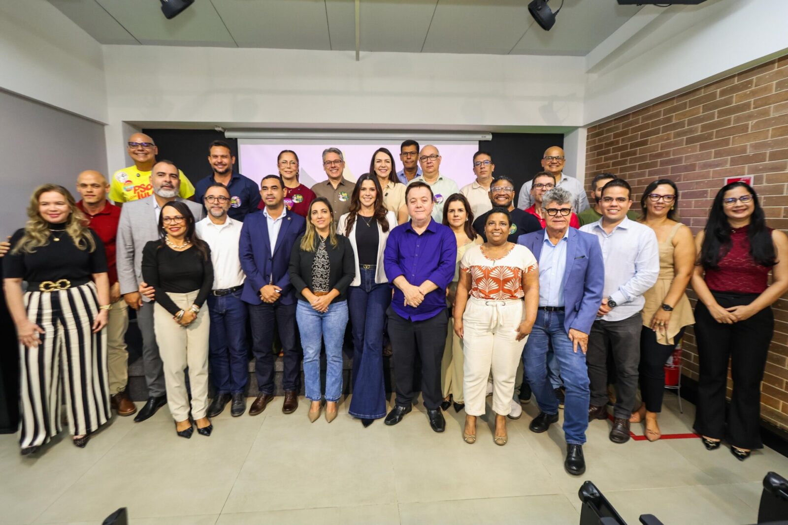 Senador Delegado Alessandro Vieira com delegados durante encontro da Adepol-SE