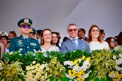 Fábio Mitidieri e Érica Mitidieri no palanque do desfile de 7 de Setembro