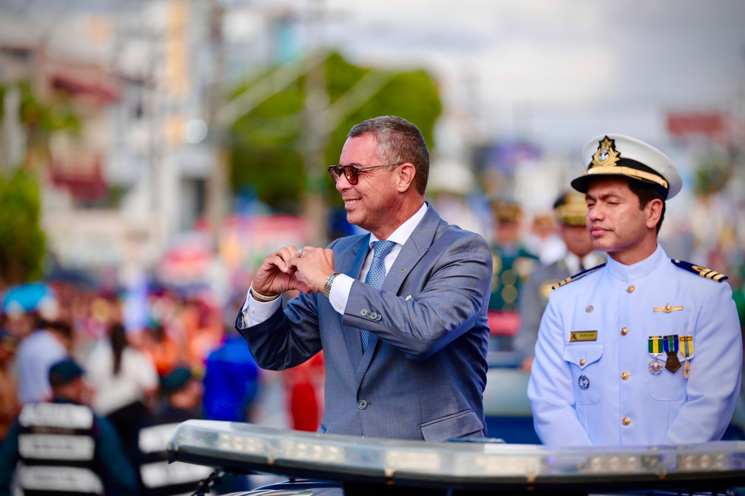 Fábio Mitidieri desfila em carro aberto no 7 de Setembro