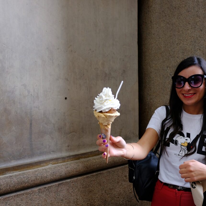 Casquinha de sorvete servida em sorveteria