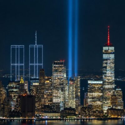 A silhueta das torres e o Tribute in Light no skyline de Manhattan