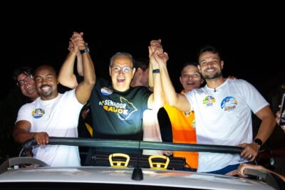 Eduardo Amorim com vereadores durante a Caravana do 100, em Aracaju