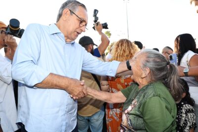 Eduardo Amorim cumprimenta fiéis durante a Procissão de Nossa Senhora da Piedade, em Lagarto