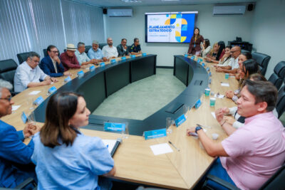 Emília Corrêa reúne secretários e atualiza plano 2025-2028