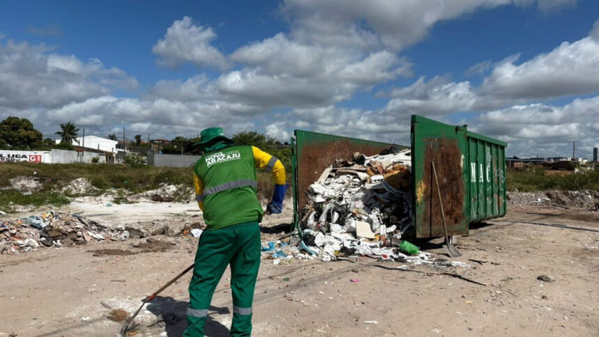 Emsurb orienta Marivan sobre descarte e instala nova caixa coletora