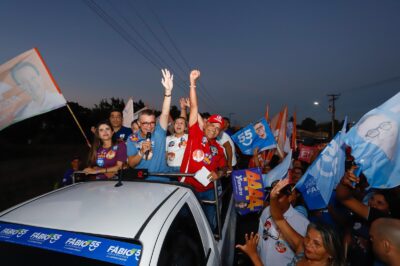 Fábio Mitidieri acena para moradores durante a carreata em Graccho Cardoso