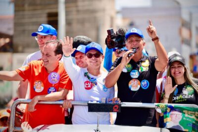 O governador Fábio Mitidieri durante carreata em Nossa Senhora do Socorro