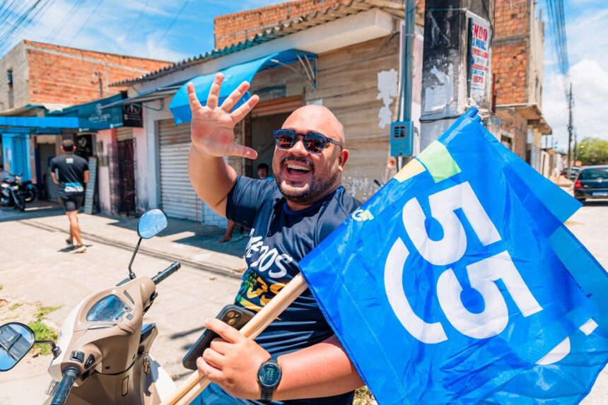 Apoiadores fazem fotos com Fábio Mitidieri durante a carreata em Socorro