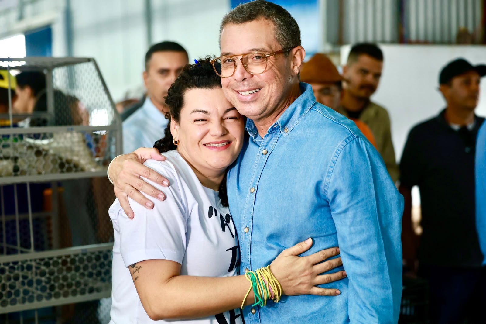 Fábio Mitidieri abraça trabalhadora durante visita em Sergipe