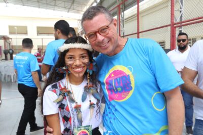 Governador Fábio Mitidieri com estudantes sergipanos em evento de educação e tecnologia