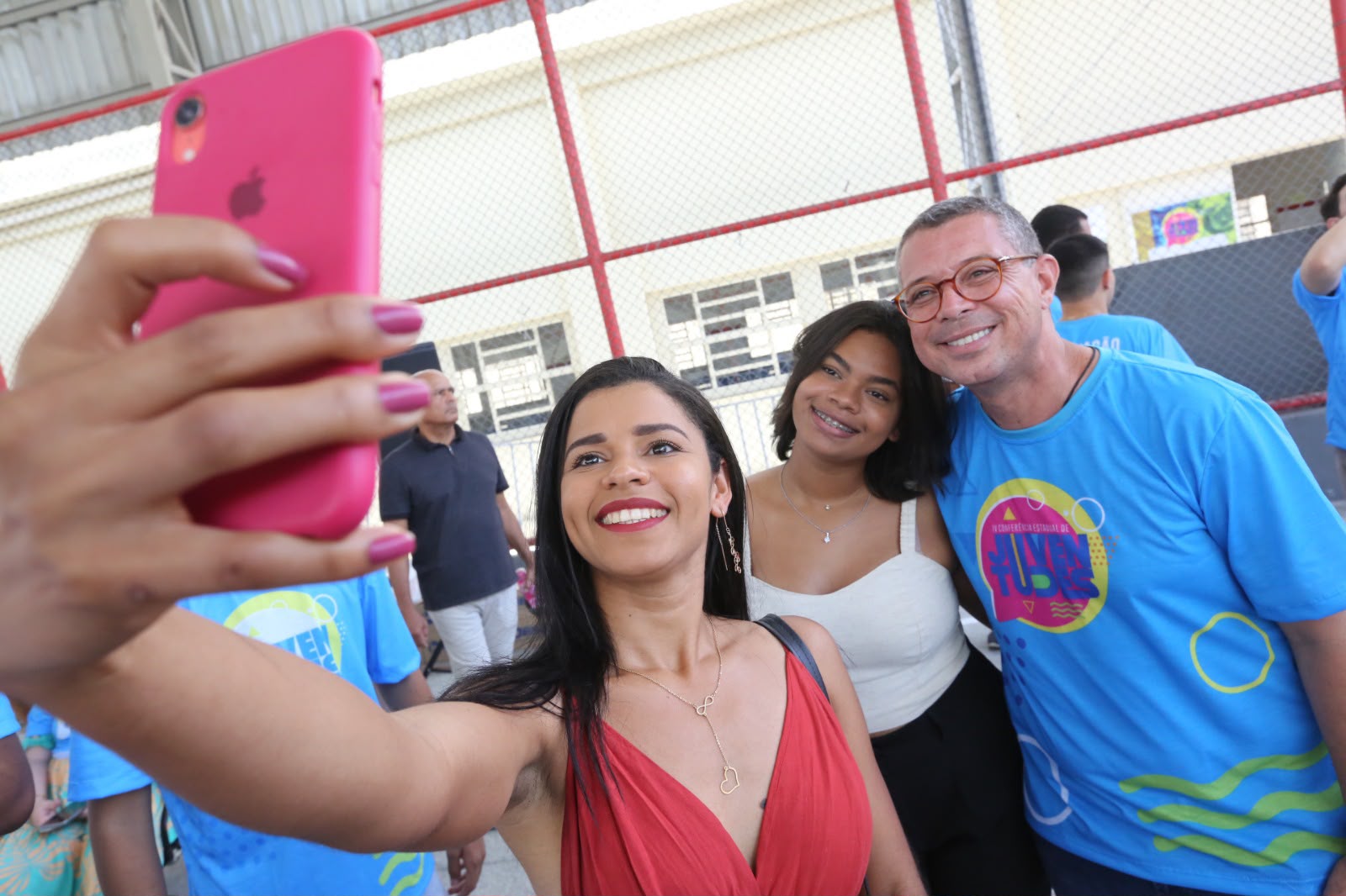 Jovens tiram fotos com o governador durante conferência estadual de juventudes
