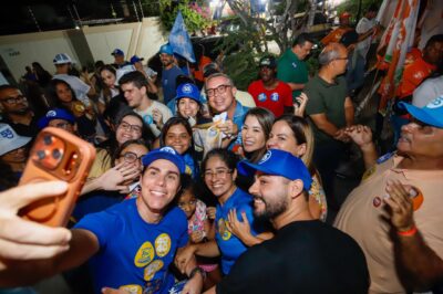 Governador Fábio Mitidieri durante minicarreata no bairro Coroa do Meio, em Aracaju